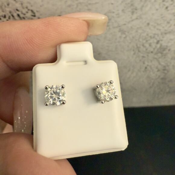 Beautiful 1ctw Moissanite Stud Earrings, Sterling Silver 925-NEW-MSRP$190 - Picture 8 of 11